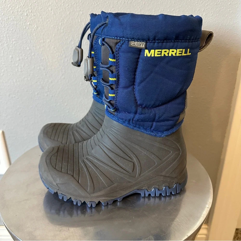 Kids Merrell Snow Quest Waterproof Boots. Size 11. *Missing liner in left boot*